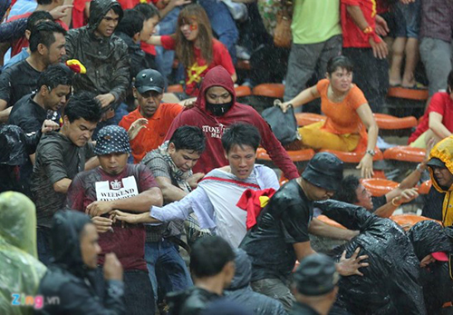 Cổ động viên bị đánh sau khi Việt Nam thắng Malaysia hình ảnh