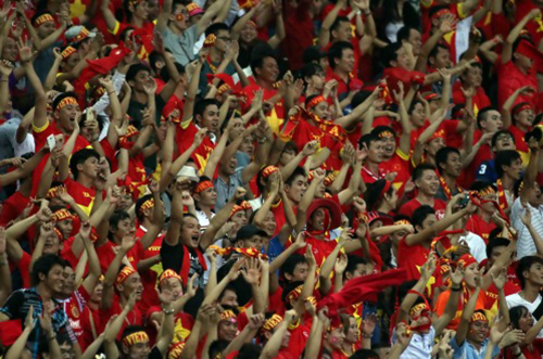 Việt Nam thắng Malaysia cổ động viên đốt pháo ăn mừng hình ảnh